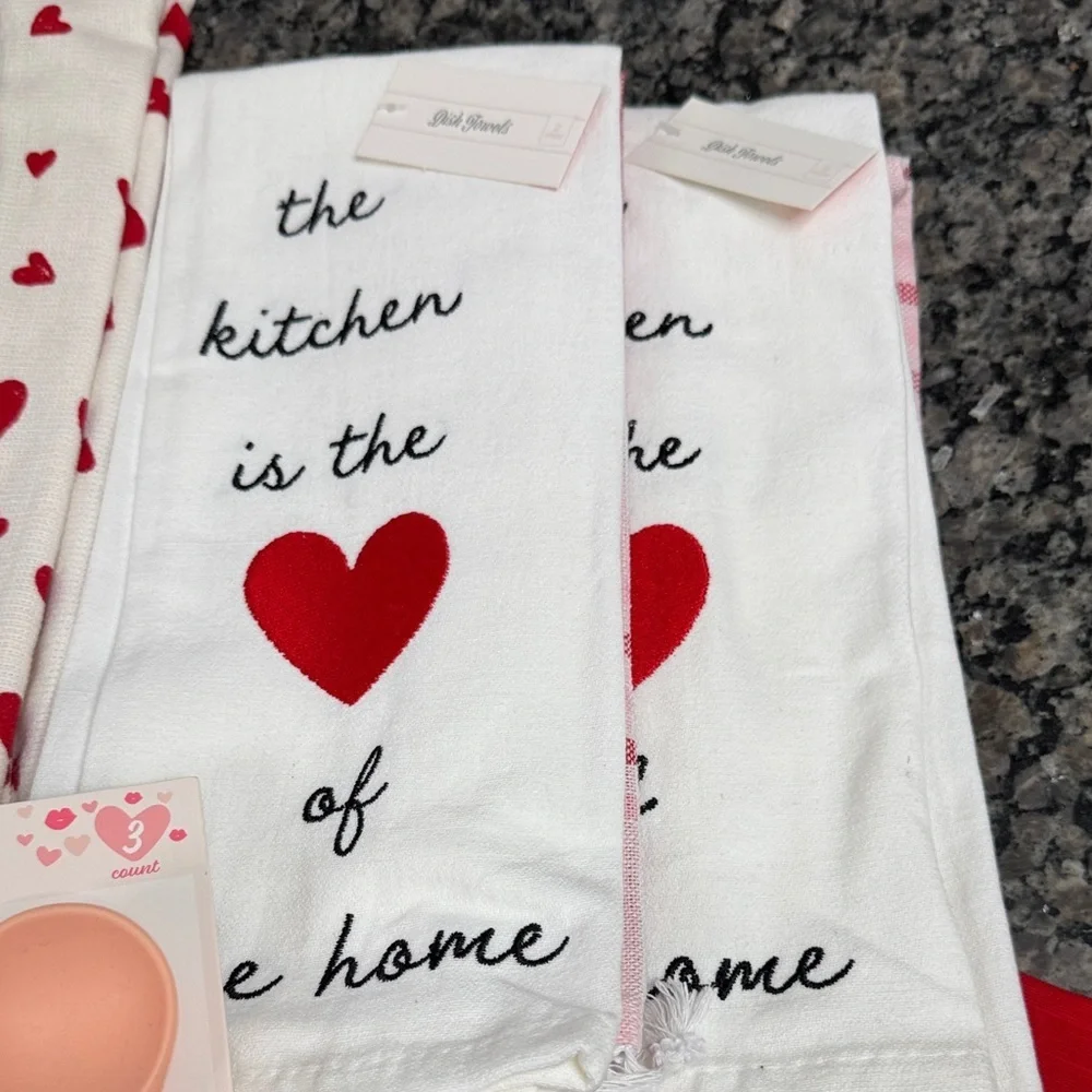 Threshold Valentine’s Day kitchen towels Apron placemats and runner bundle NWT